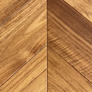 Parquet prefinito massiccio Teak Asia prima scelta Spina Francese (Chevron) vernice eco Satinata 10x95x515